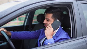 Jonge moderne moslimzakenman die op smartphone in de auto spreken stock videobeelden Jonge moderne moslimzakenman die op smartphone in de auto spreken stock videobeelden