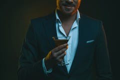 Jonge modieuze mens in het glas van de smokingholding met cocktail royalty-vrije stock afbeelding Jonge modieuze mens in het glas van de smokingholding met cocktail royalty-vrije stock afbeelding