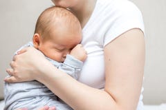 Jonge moeder die haar pasgeboren kind houden Mamma pleegbaby royalty-vrije stock fotografie Jonge moeder die haar pasgeboren kind houden Mamma pleegbaby royalty-vrije stock fotografie