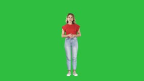 Jonge mooie die vrouw die en aan de camera wordt verbaasd glimlachen terwijl het voorstellen van iets met hand op het Groen Scher stock video Jonge mooie die vrouw die en aan de camera wordt verbaasd glimlachen terwijl het voorstellen van iets met hand op het Groen Scher stock video