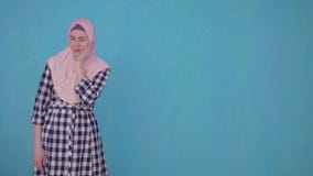Jonge mooie Moslimvrouw die strenge tandpijn ervaren stock videobeelden Jonge mooie Moslimvrouw die strenge tandpijn ervaren stock videobeelden