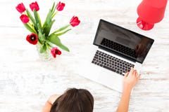 Jonge mooie vrouw die laptop thuis met behulp van stock afbeelding Jonge mooie vrouw die laptop thuis met behulp van stock afbeelding
