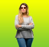 Jonge mooie vrouw met lang haar over groene achtergrond royalty-vrije stock afbeeldingen Jonge mooie vrouw met lang haar over groene achtergrond royalty-vrije stock afbeeldingen