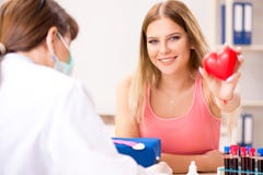 Jonge mooie vrouw tijdens de procedure van de bloedonderzoekbemonstering stock afbeeldingen Jonge mooie vrouw tijdens de procedure van de bloedonderzoekbemonstering stock afbeeldingen