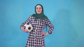 Jonge Moslimvrouw in hijab met voetbalbal stock videobeelden Jonge Moslimvrouw in hijab met voetbalbal stock videobeelden