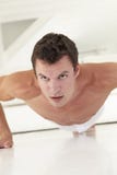 Jonge Naakte Chested Mens die thuis uitoefenen royalty-vrije stock afbeeldingen Jonge Naakte Chested Mens die thuis uitoefenen royalty-vrije stock afbeeldingen