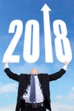 Jonge nummer 2018 van de zakenmanholding Royalty-vrije Stock Fotografie Jonge nummer 2018 van de zakenmanholding Royalty-vrije Stock Fotografie