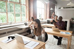 Jonge opgewekte vrouw die voltooiingssucces met collega's delen stock afbeeldingen Jonge opgewekte vrouw die voltooiingssucces met collega's delen stock afbeeldingen