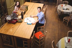Jonge paar het besteden tijd thuis in de keuken royalty-vrije stock foto Jonge paar het besteden tijd thuis in de keuken royalty-vrije stock foto