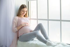Jonge preganant vrouw die een baby gelukkige ouder verwachten Royalty-vrije Stock Fotografie Jonge preganant vrouw die een baby gelukkige ouder verwachten Royalty-vrije Stock Fotografie