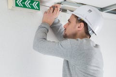 Jonge professionele elektricien aan het werk in de bouw royalty-vrije stock afbeelding Jonge professionele elektricien aan het werk in de bouw royalty-vrije stock afbeelding