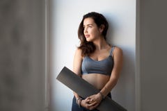 Jonge sportieve aantrekkelijke vrouw na het uitoefenen van yoga royalty-vrije stock afbeeldingen Jonge sportieve aantrekkelijke vrouw na het uitoefenen van yoga royalty-vrije stock afbeeldingen