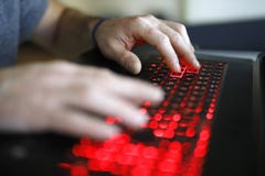 Jonge student die aan laptop werken stock fotografie Jonge student die aan laptop werken stock fotografie