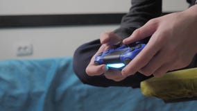 Jonge tiener en van de bedieningshendelmens sweater met een kap die in online videospelletje wordt geabsorbeerd jongenstiener in stock video Jonge tiener en van de bedieningshendelmens sweater met een kap die in online videospelletje wordt geabsorbeerd jongenstiener in stock video