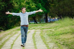 Jonge volwassene die alleen in park lopen royalty-vrije stock fotografie Jonge volwassene die alleen in park lopen royalty-vrije stock fotografie