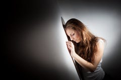 Jonge vrouw die aan een strenge depressie lijdt, anx royalty-vrije stock afbeelding Jonge vrouw die aan een strenge depressie lijdt, anx royalty-vrije stock afbeelding