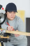 Jonge vrouw die als houten bouwer werken stock foto Jonge vrouw die als houten bouwer werken stock foto