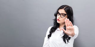 Jonge vrouw die een einde maken stellen Stock Fotografie Jonge vrouw die een einde maken stellen Stock Fotografie