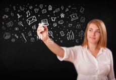 Jonge vrouw die en pictogrammen en symbolen trekken schetsen Stock Afbeeldingen Jonge vrouw die en pictogrammen en symbolen trekken schetsen Stock Afbeeldingen