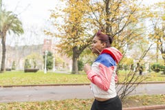 Jonge vrouw die in het de herfstpark lopen stock fotografie Jonge vrouw die in het de herfstpark lopen stock fotografie