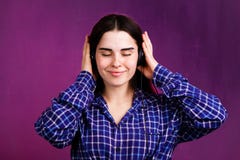 Jonge vrouw die in hoofdtelefoons aan muziek luistert royalty-vrije stock afbeelding Jonge vrouw die in hoofdtelefoons aan muziek luistert royalty-vrije stock afbeelding
