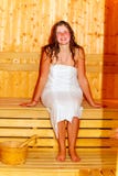 Jonge vrouw die met bruin haar sauna van wellness genieten royalty-vrije stock afbeelding Jonge vrouw die met bruin haar sauna van wellness genieten royalty-vrije stock afbeelding