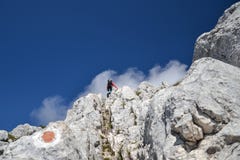 Jonge Vrouw die op de Bergen van Piatra beklimmen Craiului stock foto's Jonge Vrouw die op de Bergen van Piatra beklimmen Craiului stock foto's