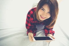 Jonge vrouw die op haar bed liggen die tabletpc met behulp van die Internet surfen B royalty-vrije stock afbeeldingen Jonge vrouw die op haar bed liggen die tabletpc met behulp van die Internet surfen B royalty-vrije stock afbeeldingen
