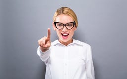 Jonge vrouw die op iets richt Stock Afbeeldingen Jonge vrouw die op iets richt Stock Afbeeldingen