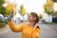 Jonge vrouw die selfie nemen royalty-vrije stock foto's Jonge vrouw die selfie nemen royalty-vrije stock foto's