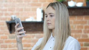 Jonge Vrouw die Smartphone, Binnenbureau gebruiken stock foto Jonge Vrouw die Smartphone, Binnenbureau gebruiken stock foto