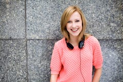 Jonge vrouw die tegen muur leunt royalty-vrije stock foto Jonge vrouw die tegen muur leunt royalty-vrije stock foto
