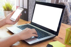 Jonge vrouw die van huis werken die slimme telefoon met behulp van royalty-vrije stock foto Jonge vrouw die van huis werken die slimme telefoon met behulp van royalty-vrije stock foto