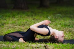 Jonge vrouw die Yoga doen, doend leunen ruggegraatsdraaipositie stock afbeelding Jonge vrouw die Yoga doen, doend leunen ruggegraatsdraaipositie stock afbeelding