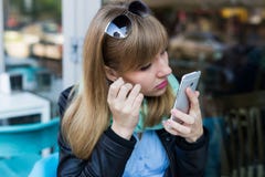 Jonge vrouw die zelfportret maken die smartphone gebruiken royalty-vrije stock afbeeldingen Jonge vrouw die zelfportret maken die smartphone gebruiken royalty-vrije stock afbeeldingen