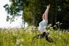 Jonge vrouw het praktizeren yoga openlucht in park stock foto Jonge vrouw het praktizeren yoga openlucht in park stock foto