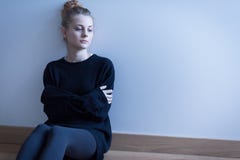 Jonge vrouw met bezorgdheidswanorde stock foto Jonge vrouw met bezorgdheidswanorde stock foto