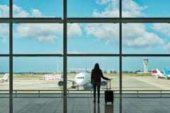 Jonge vrouw met koffer in de vertrekzaal bij luchthaven reis concept stock afbeeldingen Jonge vrouw met koffer in de vertrekzaal bij luchthaven reis concept stock afbeeldingen