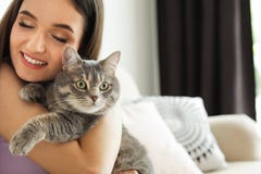 Jonge vrouw met leuke kat thuis huisdier en eigenaar stock fotografie Jonge vrouw met leuke kat thuis huisdier en eigenaar stock fotografie