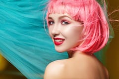 Jonge vrouw in roze pruik Mooi model met maniermake-up De heldere lente ziet eruit Sexy haarkleur, middelgroot kapsel stock afbeelding Jonge vrouw in roze pruik Mooi model met maniermake-up De heldere lente ziet eruit Sexy haarkleur, middelgroot kapsel stock afbeelding