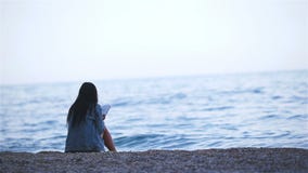 Jonge vrouwenlezing op tropisch wit strand stock footage Jonge vrouwenlezing op tropisch wit strand stock footage
