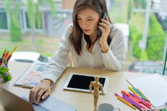Jonge vrouwenontwerper die met de steekproeven van de tabletkleur voor selectie aan bureau werken, royalty-vrije stock foto Jonge vrouwenontwerper die met de steekproeven van de tabletkleur voor selectie aan bureau werken, royalty-vrije stock foto