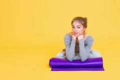 Jonge yoginivrouw vóór yogaglas Royalty-vrije Stock Afbeeldingen Jonge yoginivrouw vóór yogaglas Royalty-vrije Stock Afbeeldingen