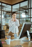 Jonge zwangere onderneemster die in modern bureau werken royalty-vrije stock fotografie Jonge zwangere onderneemster die in modern bureau werken royalty-vrije stock fotografie
