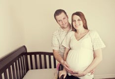 Jongelui die ouders verwachten die voor pasgeboren baby voorbereidingen treffen royalty-vrije stock foto Jongelui die ouders verwachten die voor pasgeboren baby voorbereidingen treffen royalty-vrije stock foto