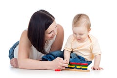Jongen en de moeder die van de baby samen de spelen royalty-vrije stock afbeeldingen Jongen en de moeder die van de baby samen de spelen royalty-vrije stock afbeeldingen