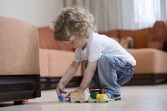 Jongen het Spelen met Toy Train In Living Room royalty-vrije stock foto's Jongen het Spelen met Toy Train In Living Room royalty-vrije stock foto's