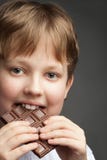 jongen met chocoladereep stock afbeeldingen jongen met chocoladereep stock afbeeldingen