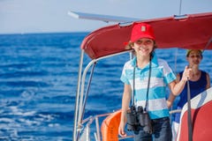 Jongenskapitein met zijn zuster aan boord van varend jacht op de zomercruise Reisavontuur, zeilen met kind op familie Stock Foto's Jongenskapitein met zijn zuster aan boord van varend jacht op de zomercruise Reisavontuur, zeilen met kind op familie Stock Foto's