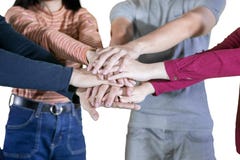 Jongeren die bij hun handen op studio aansluiten zich stock foto Jongeren die bij hun handen op studio aansluiten zich stock foto